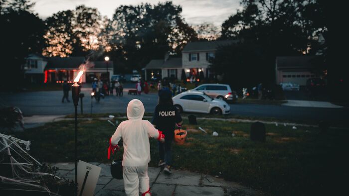Mom’s “Low-Budget” Halloween Decoration Sparks Outrage As Neighbors Send “Anonymous” Letter