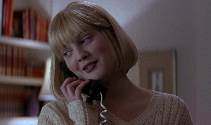 Drew Barrymore talking with phone in Scream