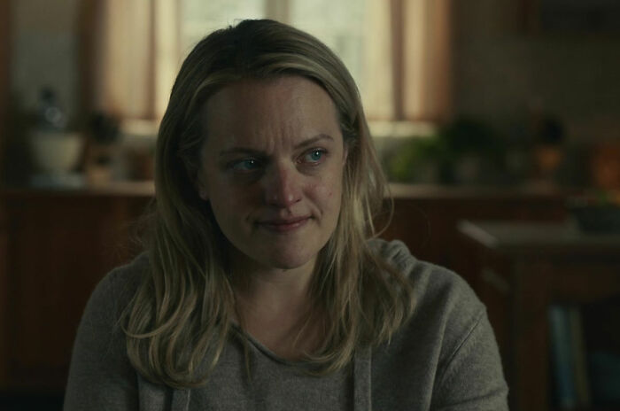 Elisabeth Moss looking in The Invisible Man
