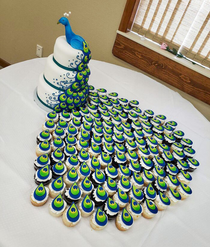 This Peacock Cake And Cupcakes