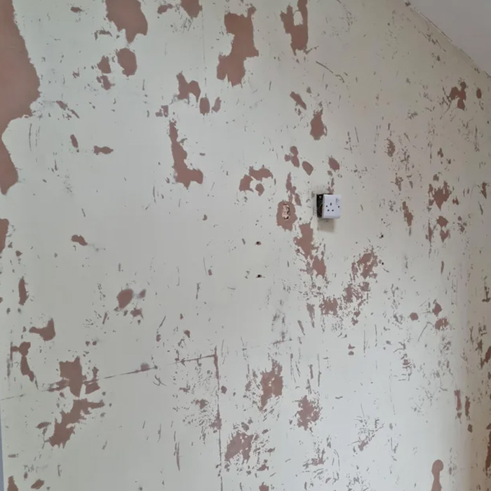A wall with peeled wallpapers