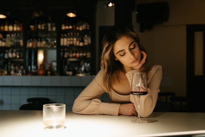 Woman Gets Stood Up On A Date, Finds Out The Restaurant Tricked Her Into Eating Dinner Alone Woman Gets Stood Up On A Date, Finds Out The Restaurant Tricked Her Into Eating Dinner Alone
