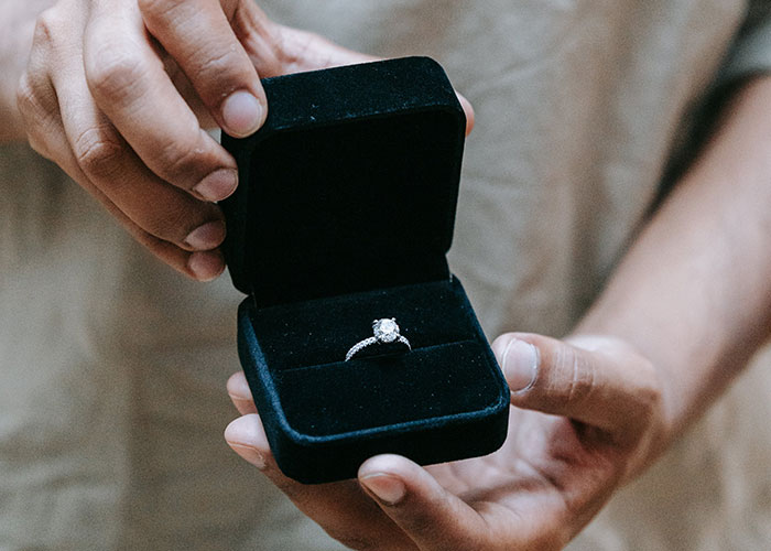 Woman Feels Guilty She Won't Be Able To Get Over Awful Proposal, People Tell Her To Run Woman Feels Guilty She Won't Be Able To Get Over Awful Proposal, People Tell Her To Run