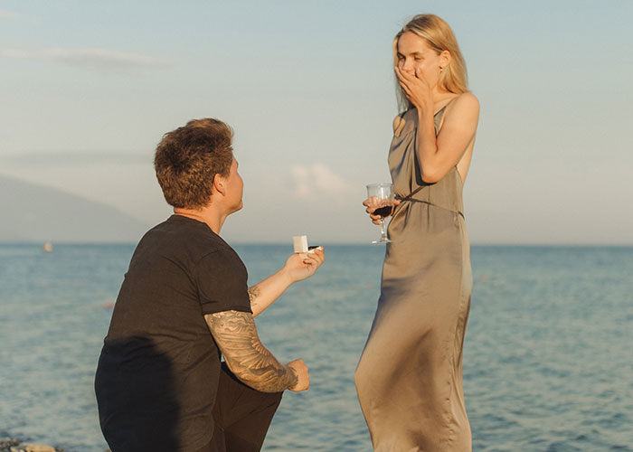 Woman Feels Guilty She Won't Be Able To Get Over Awful Proposal, People Tell Her To Run Woman Feels Guilty She Won't Be Able To Get Over Awful Proposal, People Tell Her To Run