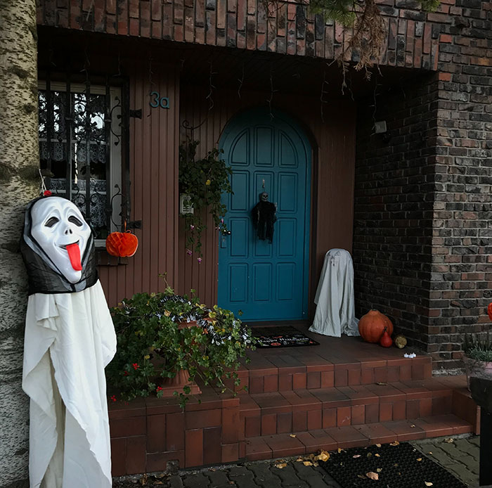 Rude Woman Receives Nothing But Pranks On Halloween After Her Ignorant Actions Have Consequences Rude Woman Receives Nothing But Pranks On Halloween After Her Ignorant Actions Have Consequences