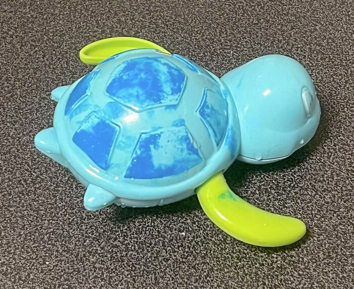 La pintura de este juguete para el baño se fue al meterlo en el agua. Ahora la bañera, el agua y mi hijo son azules