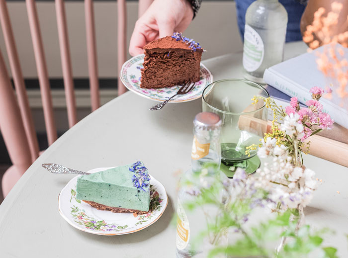 Sister Eats Couple's Wedding Cake Samples, Gets Kicked Out Of Their Home Sister Eats Couple's Wedding Cake Samples, Gets Kicked Out Of Their Home
