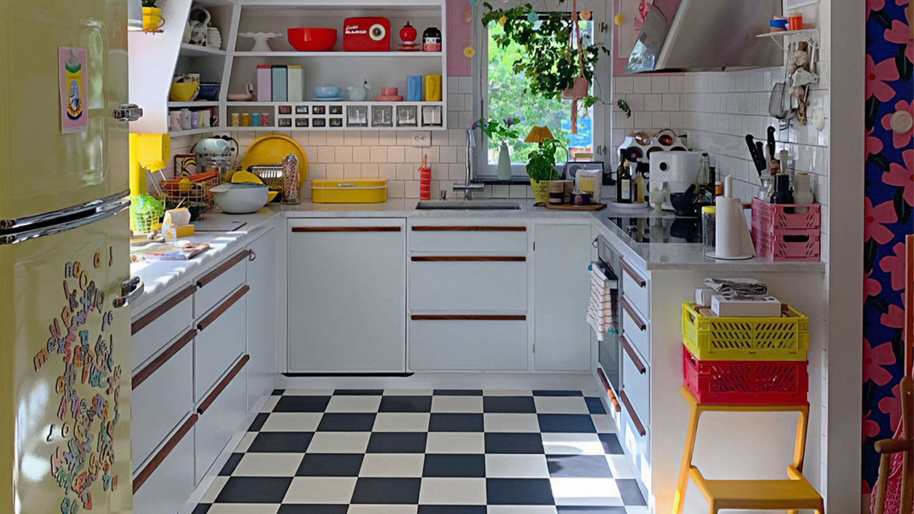 Image of a kitchen with retro elements.