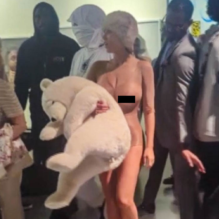 “No Wonder Her Last Name Is 'Censori'”: Bianca Censori’s Provocative Look Steals The Spotlight Again “No Wonder Her Last Name Is 'Censori'”: Bianca Censori’s Provocative Look Steals The Spotlight Again