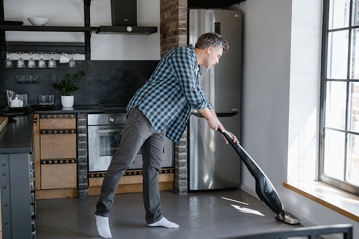 Man Balancing Long Hours and Bills Faces GF's "Equal" Chores Request, Turns To Internet For Advice