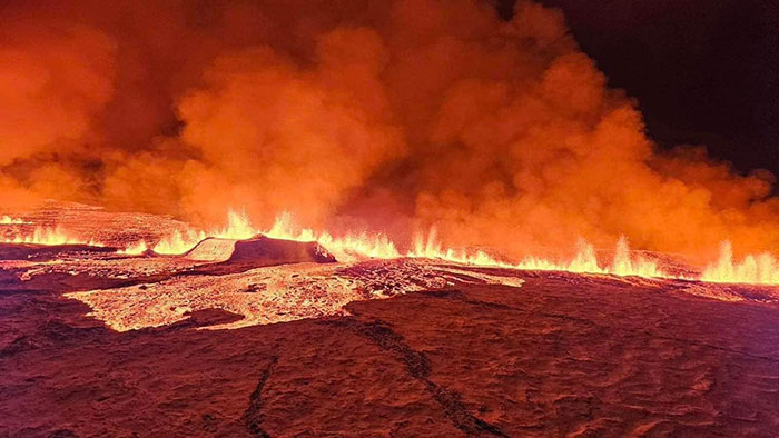 Thrill-Seekers Disregard Warnings, Flock to Iceland’s Erupting Volcano Site