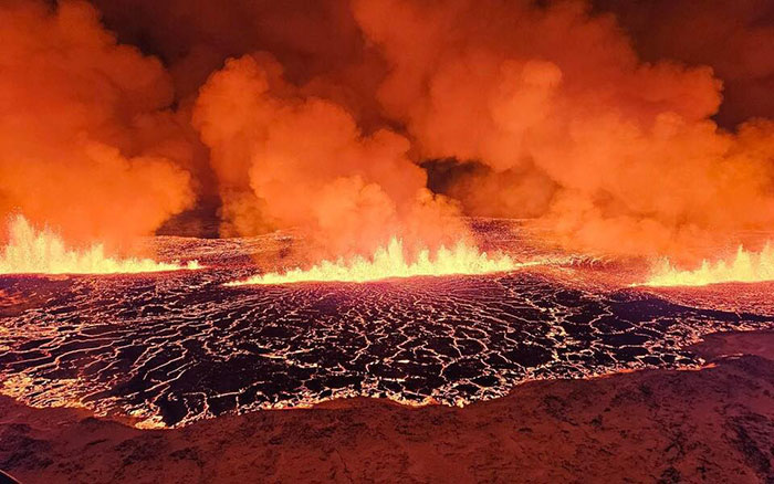 Thrill-Seekers Disregard Warnings, Flock to Iceland’s Erupting Volcano Site