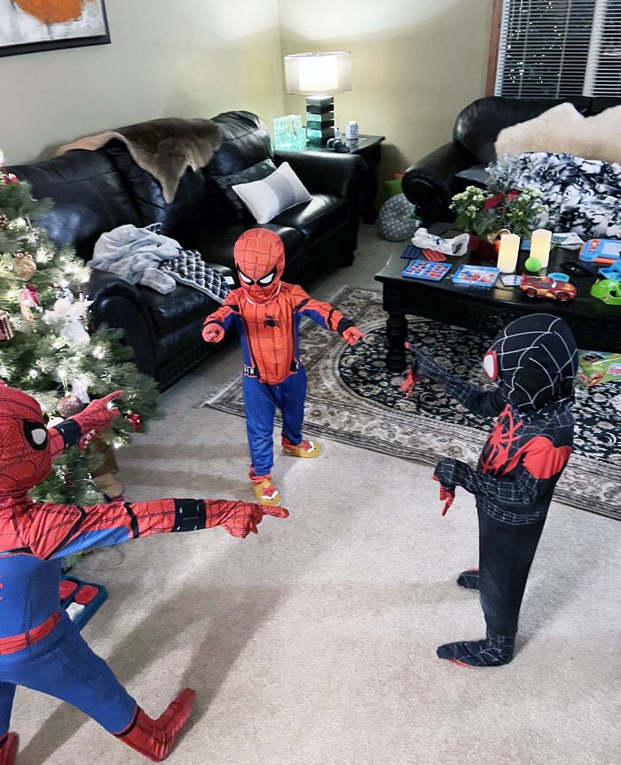 Los niños querían disfraces de Spiderman, y no defraudaron