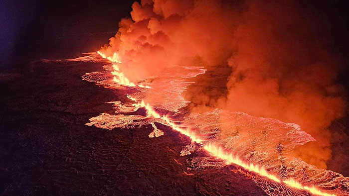 Thrill-Seekers Disregard Warnings, Flock to Iceland’s Erupting Volcano Site