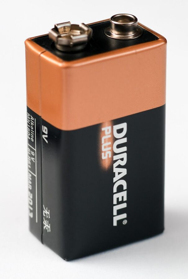 1200px-Duracell_9_Volt_0849.jpg