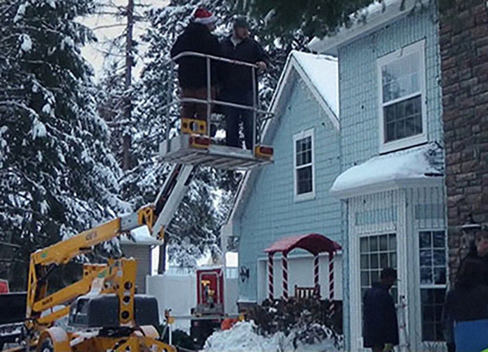 Christmas-Obsessed Lawyer Faces Disbarment Amidst Battle With Neighbors Christmas-Obsessed Lawyer Faces Disbarment Amidst Battle With Neighbors