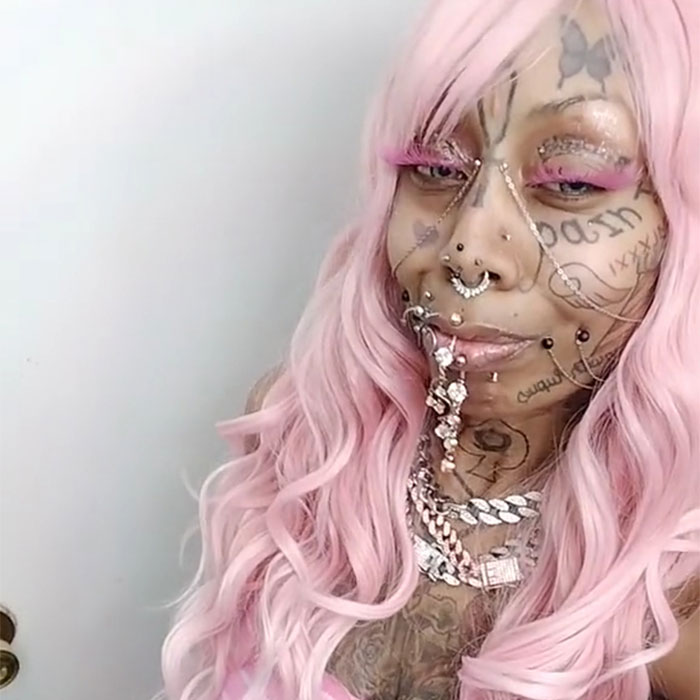 Inked grandmother, 41, with pink hair and facial tattoos, confidently embraces her unique look, defying online criticism. Inked grandmother, 41, with pink hair and facial tattoos, confidently embraces her unique look, defying online criticism.