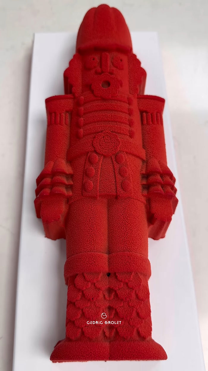 “The Balenciaga Of Pastry”: People Slam French Pastry Chef’s €95 “Snowman” Yule Log “The Balenciaga Of Pastry”: People Slam French Pastry Chef’s €95 “Snowman” Yule Log