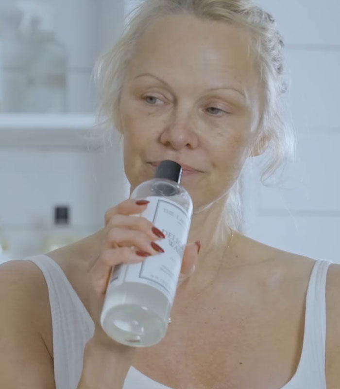 “She Makes Laundry Beautiful”: People React To Pamela Anderson’s New Makeup-Free Detergent Ad “She Makes Laundry Beautiful”: People React To Pamela Anderson’s New Makeup-Free Detergent Ad