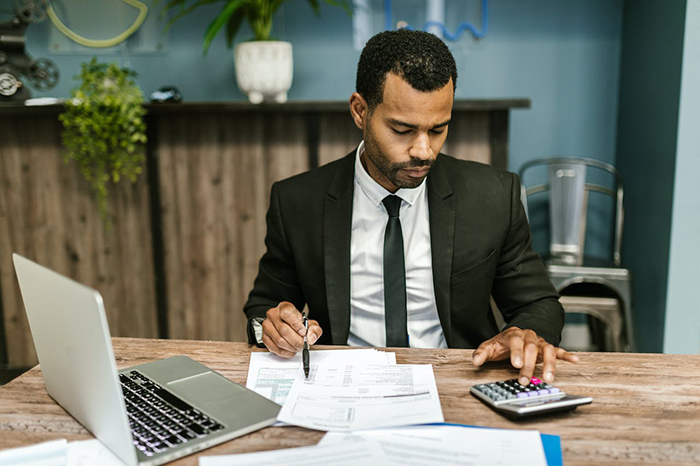 Man Balancing Long Hours and Bills Faces GF's "Equal" Chores Request, Turns To Internet For Advice