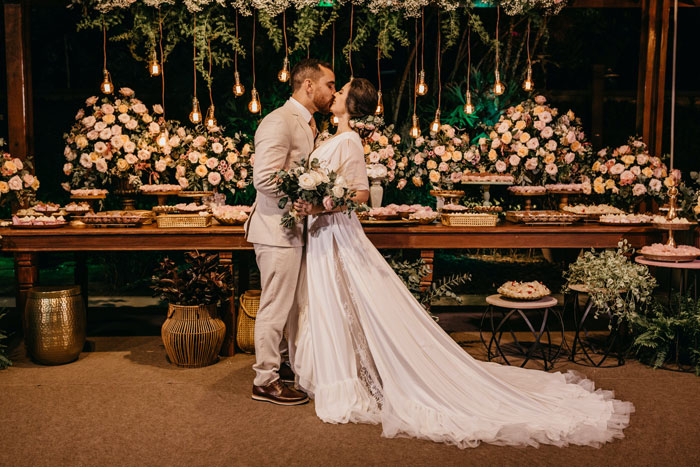 Bride Weeps At Reception As Her Vegetarian Friend Brought Her Own Food When She Wasn’t Catered For