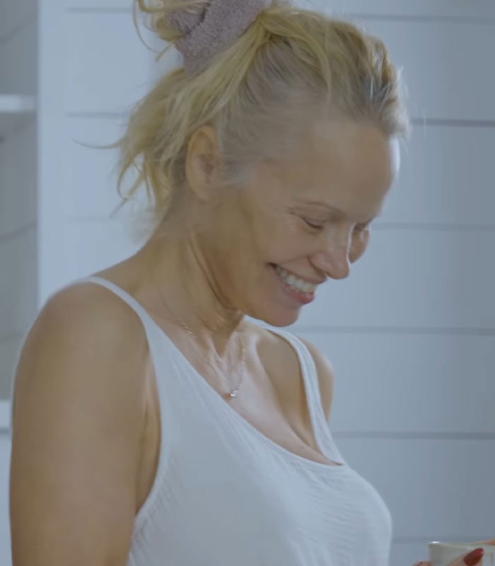 “She Makes Laundry Beautiful”: People React To Pamela Anderson’s New Makeup-Free Detergent Ad “She Makes Laundry Beautiful”: People React To Pamela Anderson’s New Makeup-Free Detergent Ad