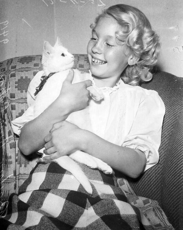 56 Vintage Photos Of Cats Posing With Famous People And Interesting Personalities (New Pics)
