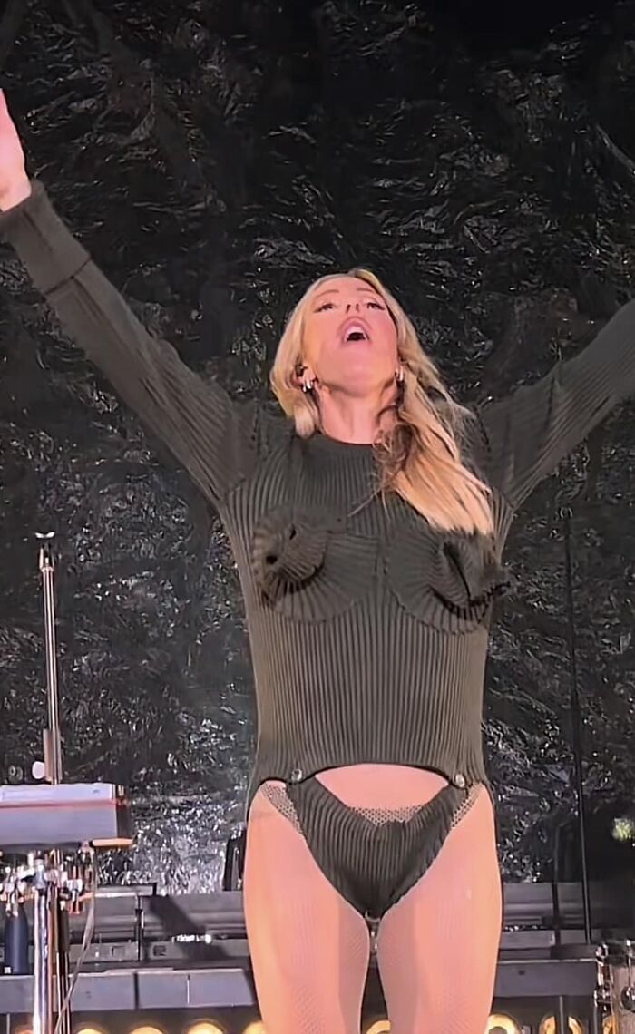 Ellie Goulding en concierto con eso puesto