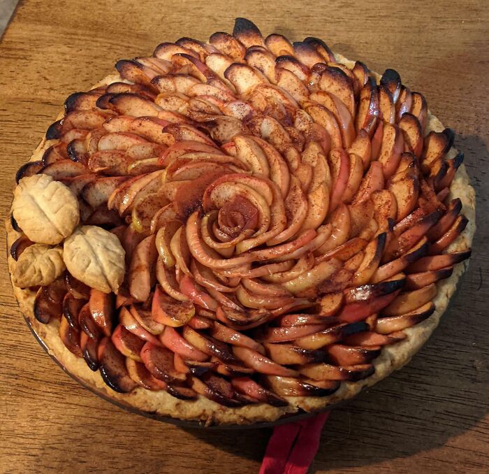 My Fiancé Made This Incredible Rose-Style Apple Pie. It's As Delicious As It Looks And I Had To Show It Off