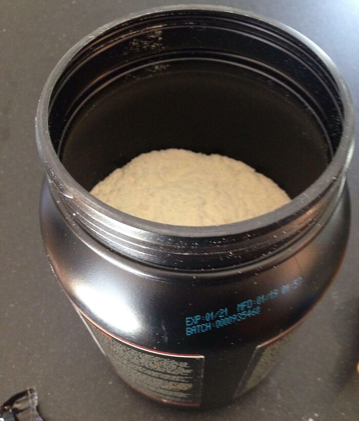 Bote nuevo de proteína en polvo, no está lleno ni por la mitad