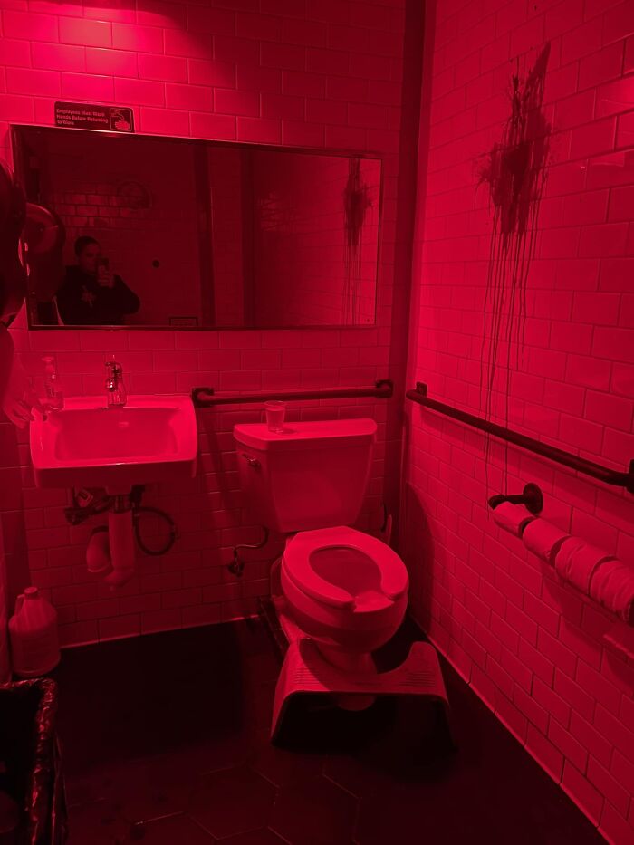 Creepy-Toilets-With-Threatening-Auras-Pics
