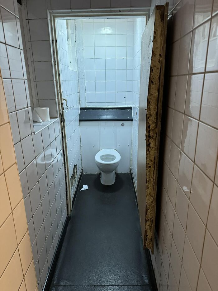 Creepy-Toilets-With-Threatening-Auras-Pics