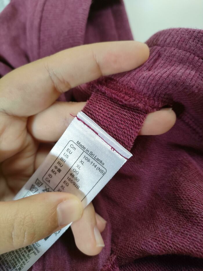 En Decathlon cosen las etiquetas a trozos extra de la tela en vez de en la prenda en si, para que no piquen los restos tras cortarlas