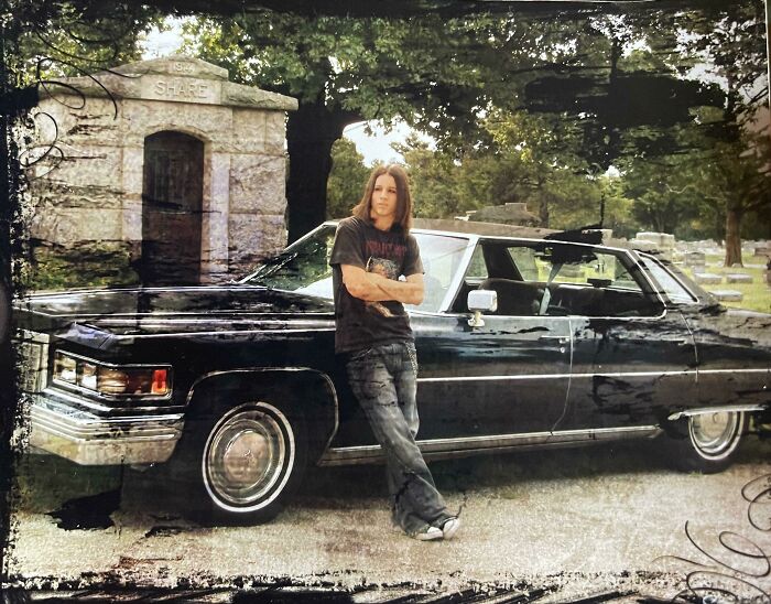 Mi foto de 2008 en el cementerio con mi cadillac de 1975