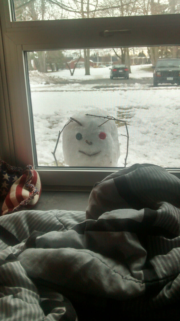 Hicimos un muñeco de nieve en la ventana del compañero