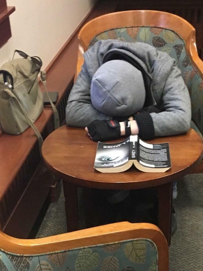 Mi compañero se quedó dormido en la biblioteca, así que puse 50 sombras de Grey delante de él