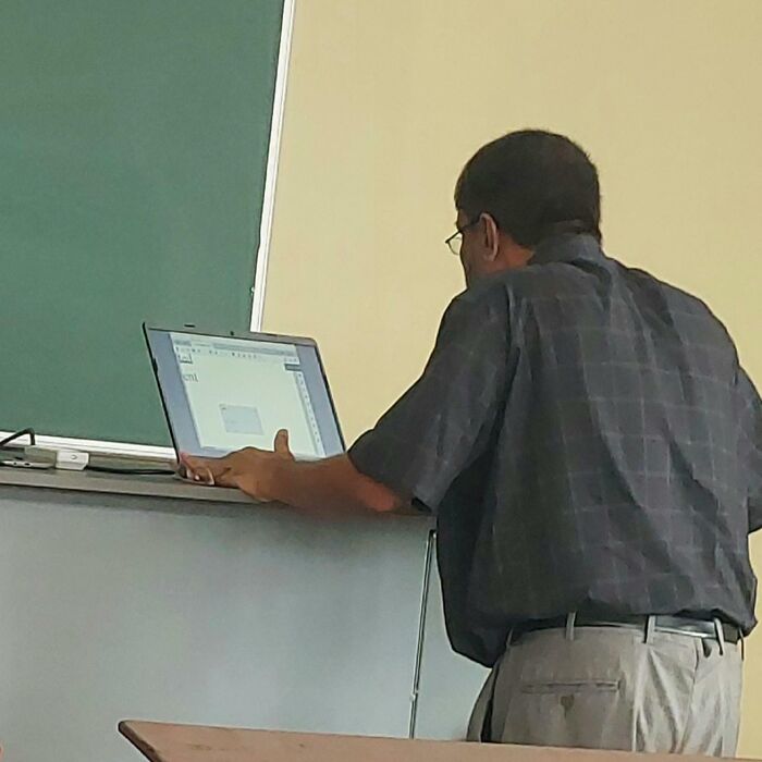 My Professor Uses His Laptop In 1:1 Ratio :)