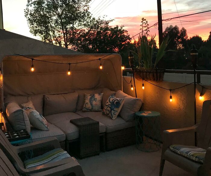 Cozy and romantic seating in a backyard 