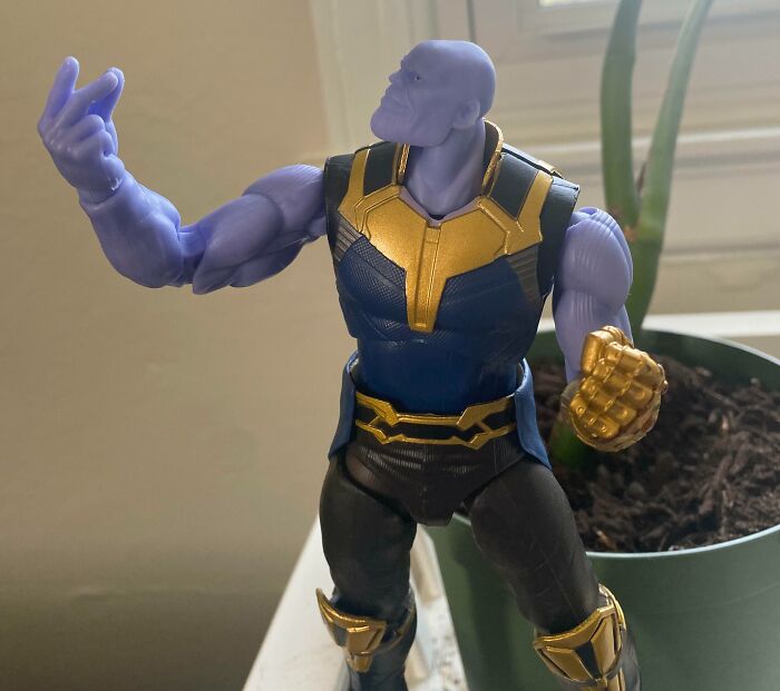 Thanos chasqueando los dedos con la mano equivocada