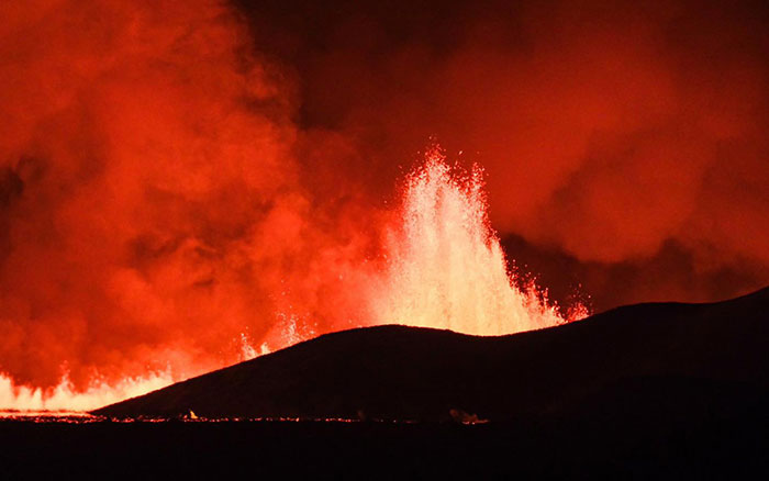 Thrill-Seekers Disregard Warnings, Flock to Iceland’s Erupting Volcano Site