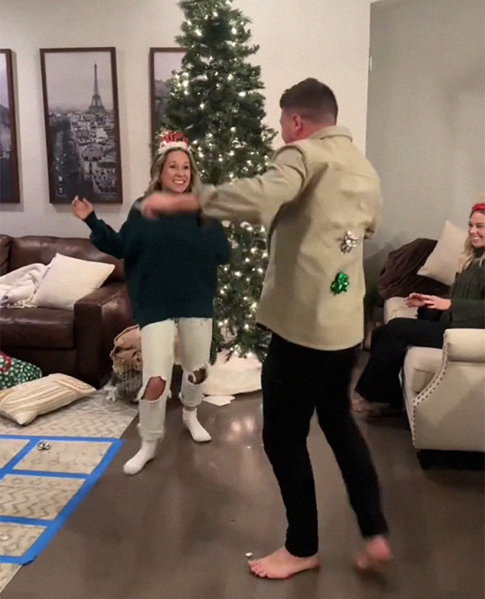 "Never Laughed So Hard": 13 Family Game Ideas For An Unforgettable Christmas Party