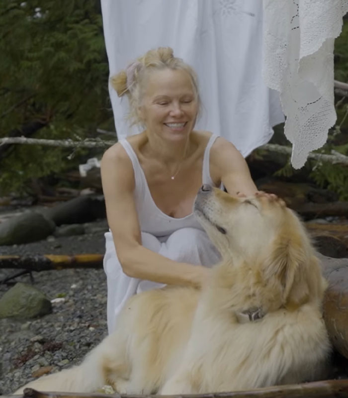 “She Makes Laundry Beautiful”: People React To Pamela Anderson’s New Makeup-Free Detergent Ad “She Makes Laundry Beautiful”: People React To Pamela Anderson’s New Makeup-Free Detergent Ad