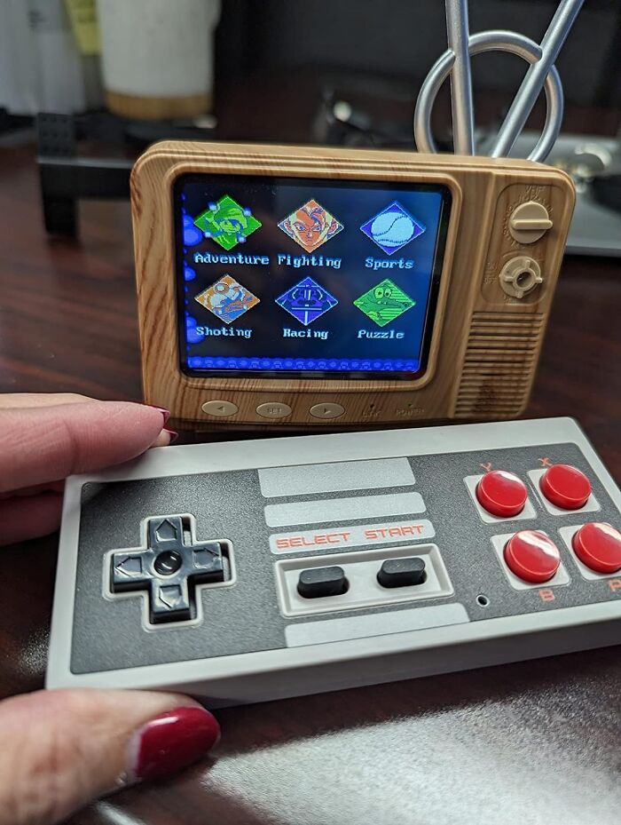 Level-Up Your Nostalgia With The Mini Retro Games Console! Flashback To Pixel '80s Hasn't Been Any More 'Screen-Tastic'!