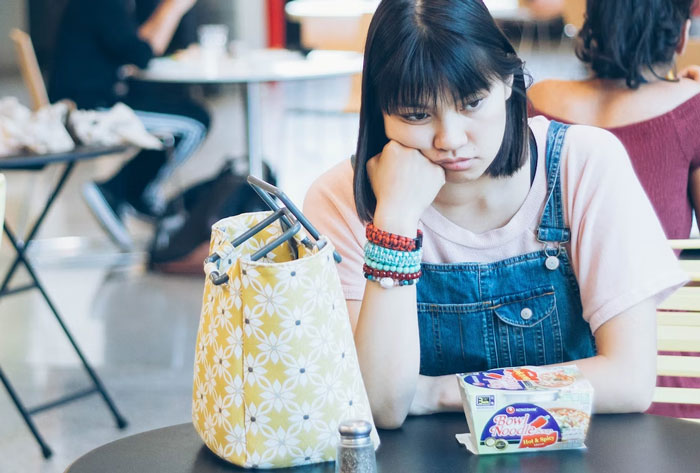 Dad Demands Daughter Invite Friendless Sister To Sit With Her At “Popular” Table, Mom Intervenes