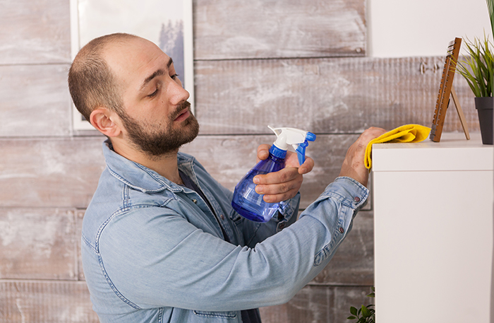 Man Balancing Long Hours and Bills Faces GF's "Equal" Chores Request, Turns To Internet For Advice