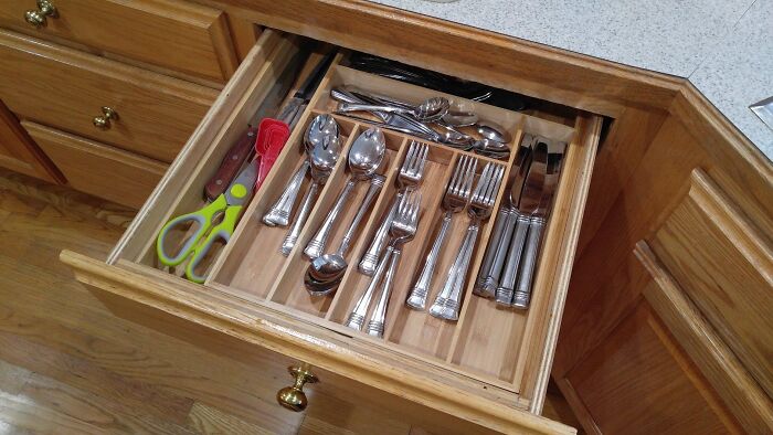 Organize Like A Pro: Dynamic Gear's Premium Bamboo Drawer Organizer Turns Chaos Into Class, With Adjustable Slots Perfect For Sorting Your Silverware Shine!