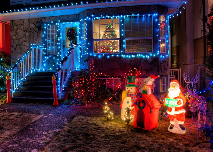 Karen Demands Grieving Neighbor Put Up Christmas Decor For Her Kids, He Maliciously Complies