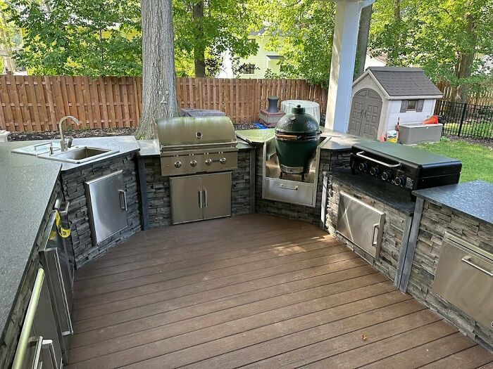 Modern Outdoor Kitchen in backyard 