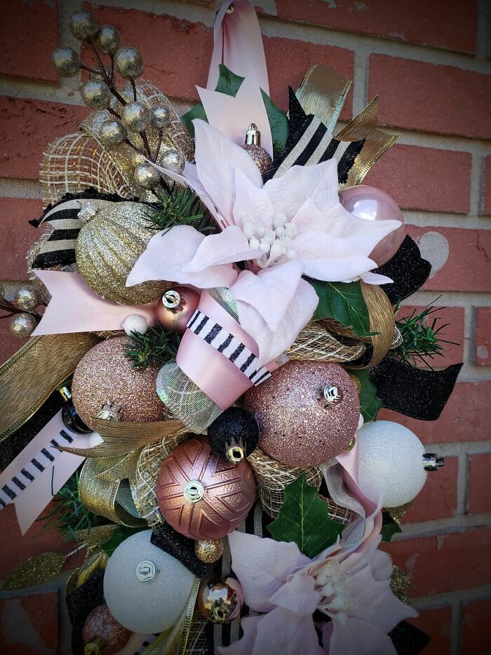 Wreaths And Other Holiday Decorations That I Made (44 Pics)