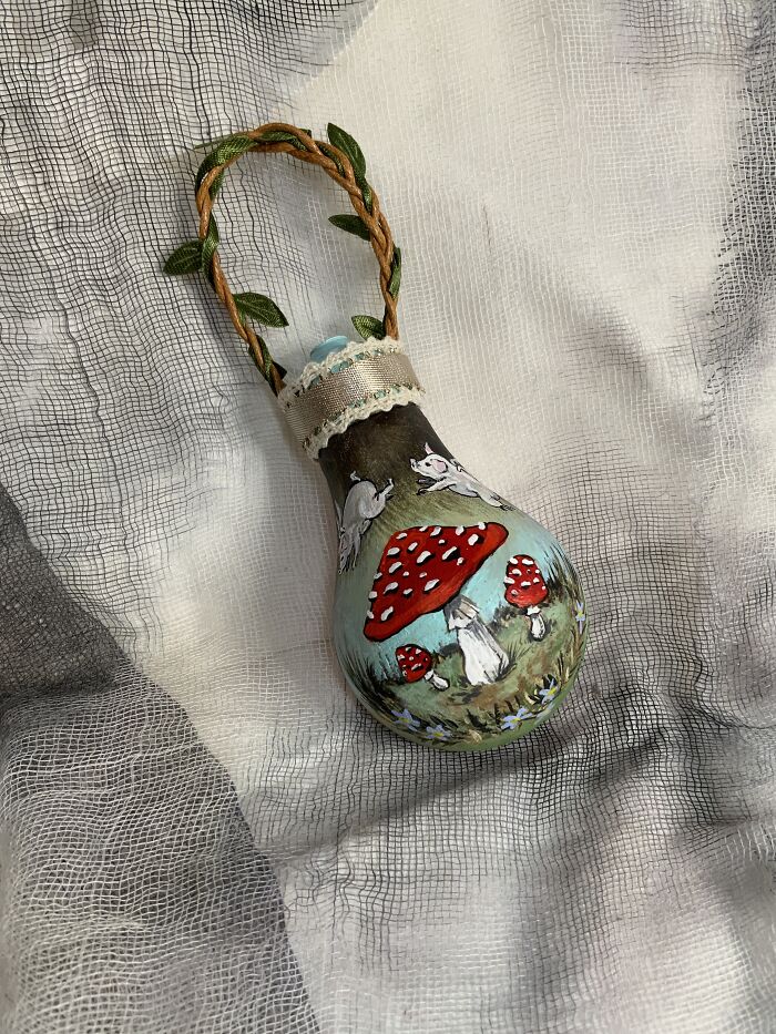 I Continue To Salvage Burnt-Out Light Bulbs And Transform Them Into One-Of-A-Kind Christmas Ornaments (33 Pics)